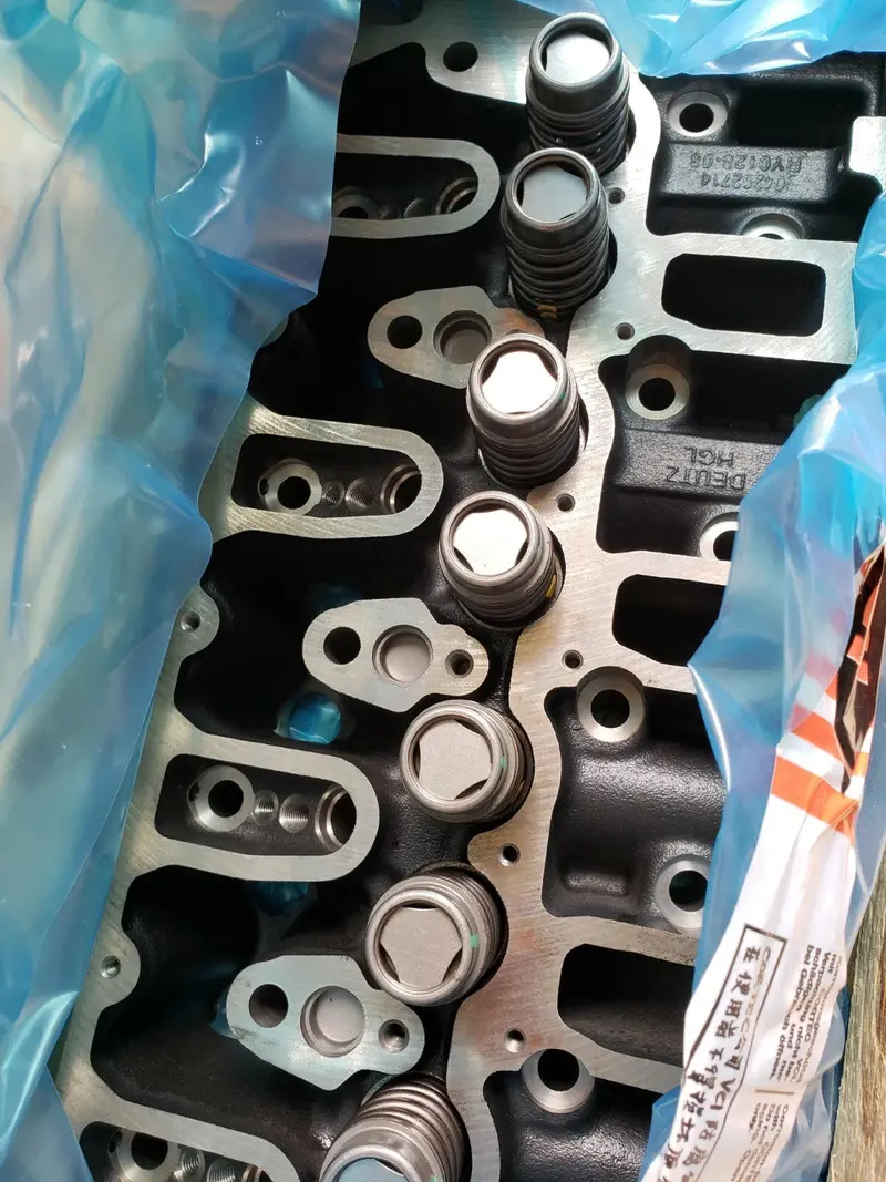04285994 Genuine Deutz Diesel Engine Head 1