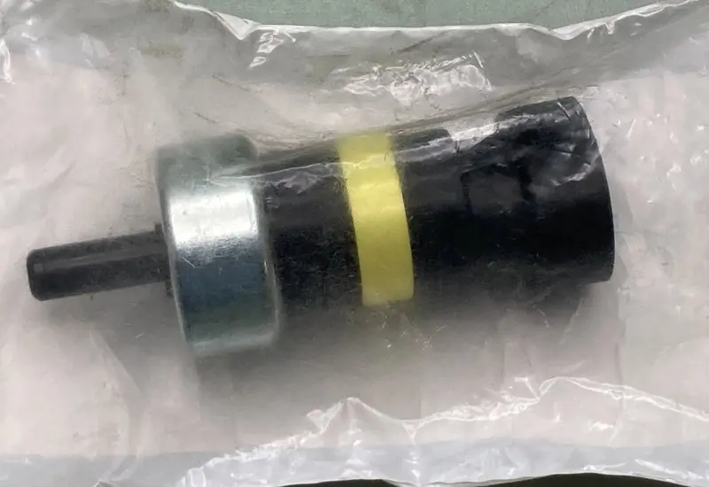 2035008C1 Genuine International Air Pressure Switch Nos Yellow 2