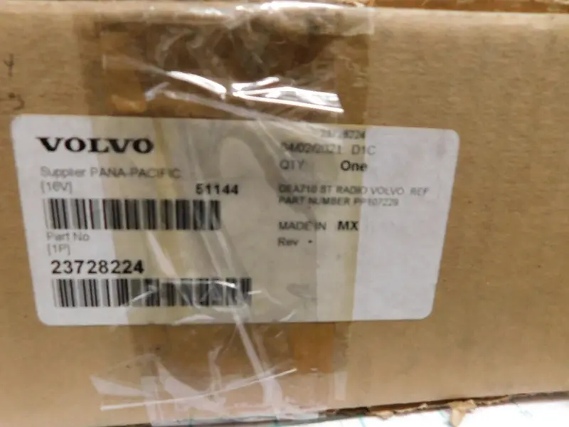 22949605 Genuine Volvo Radio With Tape And/Or Cd Player 12V 2