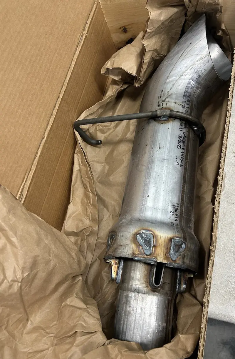 3807896C5 Genuine International Exhaust Pipe 1