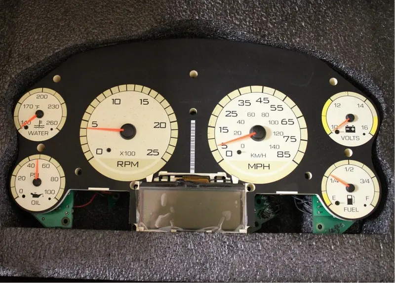 5011008R92 International Instrument Cluster L/Housing 1