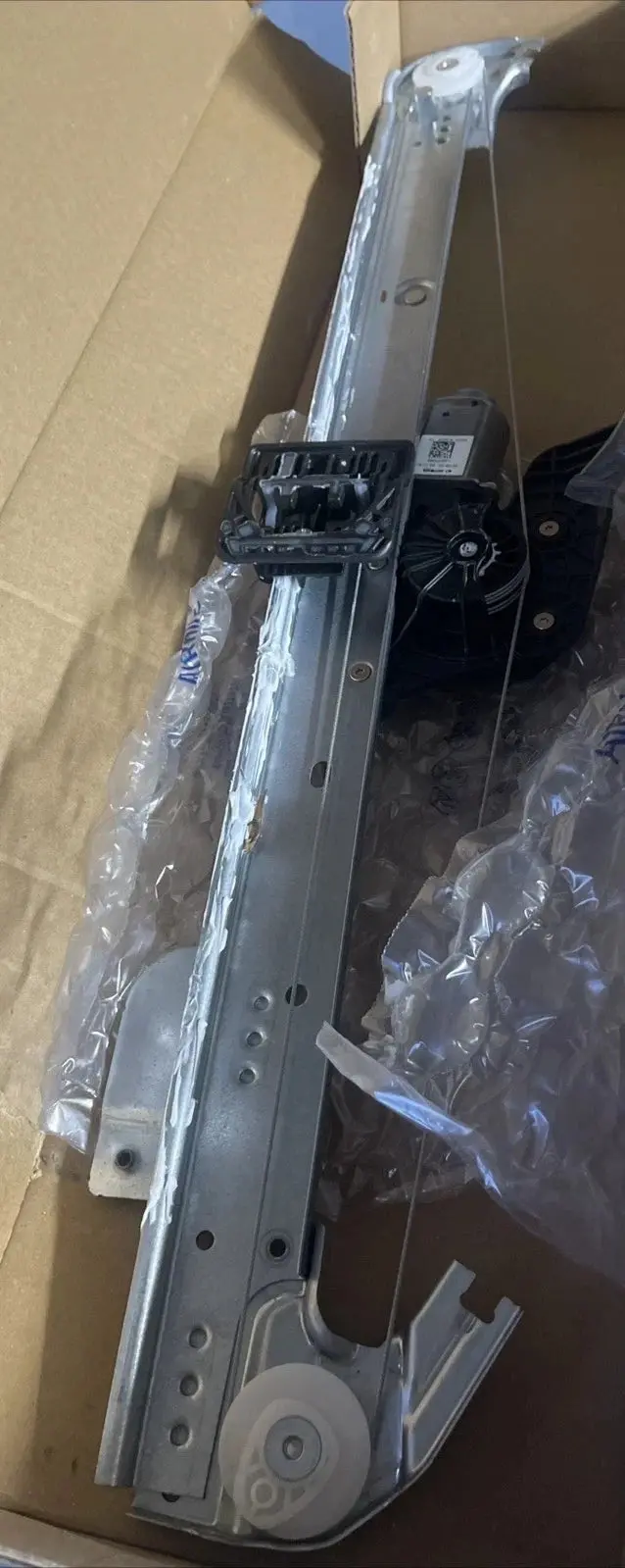 A1874332000 Genuine Freightliner Left Side Window Regulator Electric Assembly 2